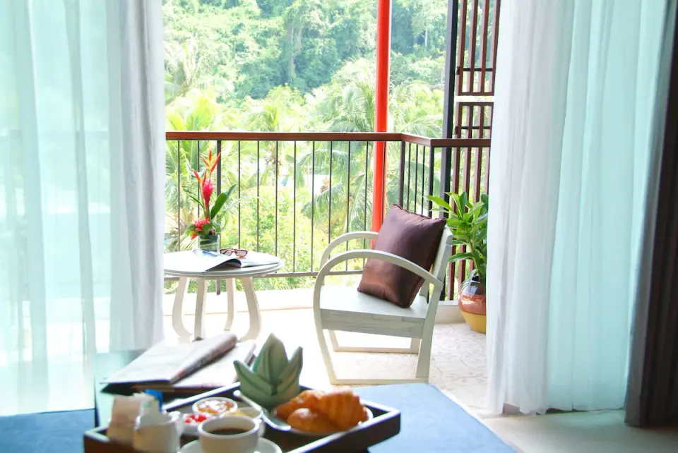 Red Ginger Chic Resort balkon og blomster