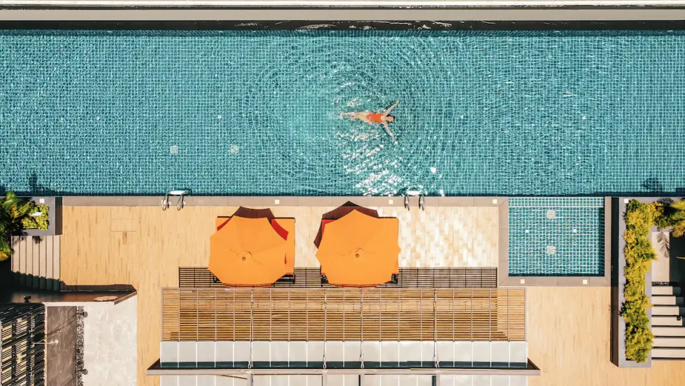 Wekata Luxury Hotel pool med orange parasoller