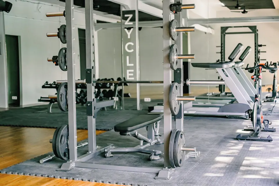 Fitnessrum på ZIN Canggu med vægtstativ, træningsbænk og løbebånd.
