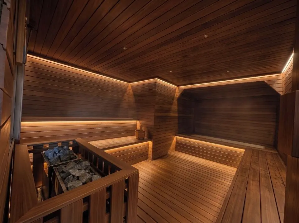 Sauna på ZIN Canggu med træbænke og saunaovn.