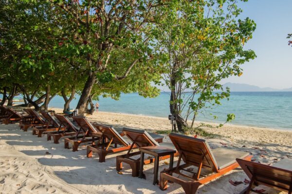 Koh Kradan strand med lounge stole nær Sevenseas Resort