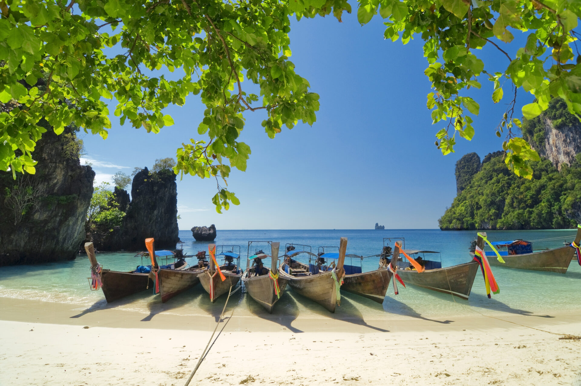 Bådgruppe på Krabi strand i Thailand