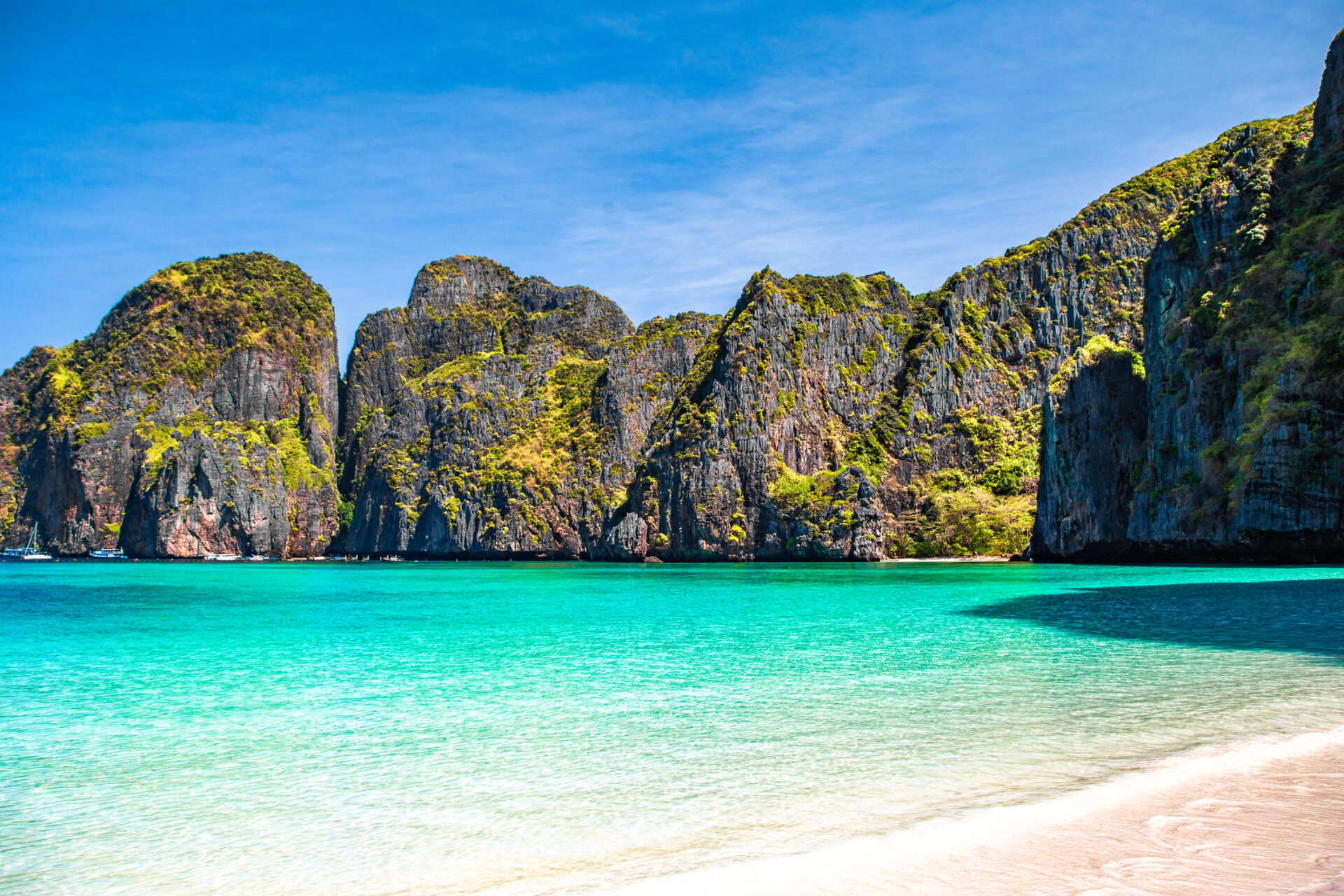 Transparent strandvand og klipper i Phang Nga Bay for en dukkert