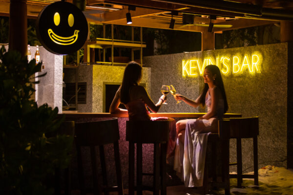 Kvinder smiler på bar inde i Banana Fan Sea Resort