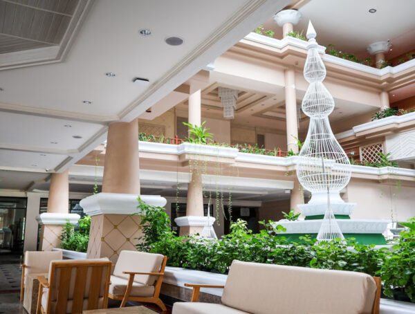 Indgangen til et resort hotel i Kata med en æstetisk smuk springvand. Hotellobbyen er indbydende og stilfuld, perfekt til afslapning efter