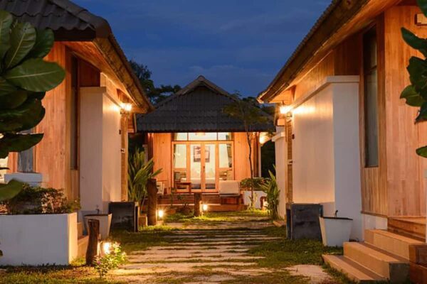 Overnatning på Koh Lipe i Bundhaya Villa: Resort med strand adgang, swimmingpool og suiter med privat balkon. Omgivet af tropisk natur og