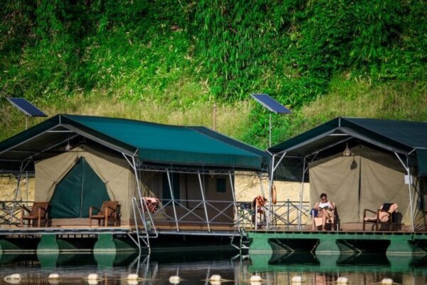 Gruppe mennesker, der sidder på en båd under Lake Camp-ferien