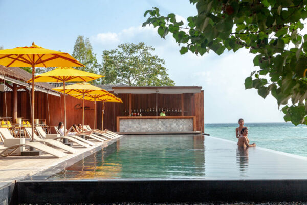 Haad Tien Beach Resort med pool ved havet, komfortable liggestole og parasoller