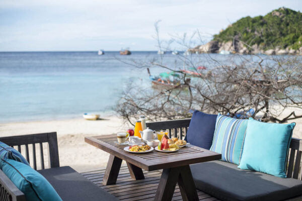 Spisning ved stranden på Haad Tien Resort med havudsigt