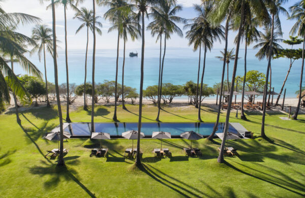 Overblik over Haad Tien Beach Resort med palmetræer og swimmingpool