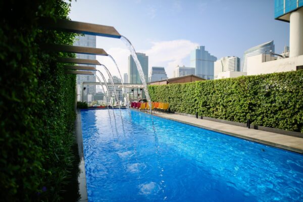 Bangkok Riverside Ibis Hotel swimmingpool med springvand