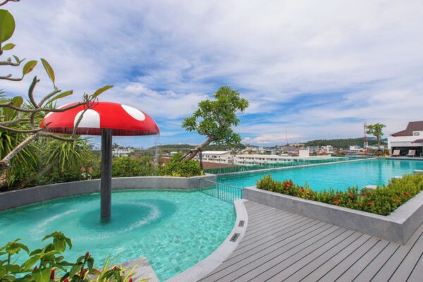 Kata Palm Resort swimmingpool med rød paraply