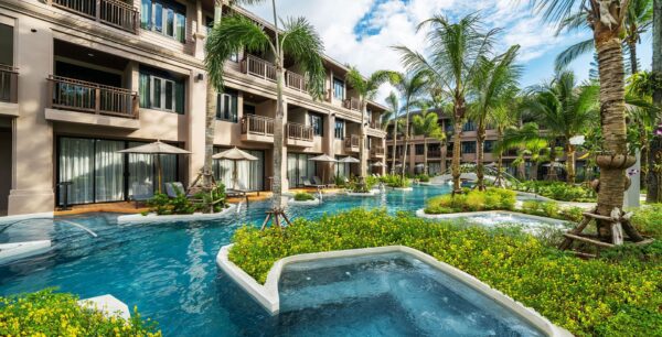 Khao Lak's La Flora Resort swimmingpool i frodige tropiske omgivelser