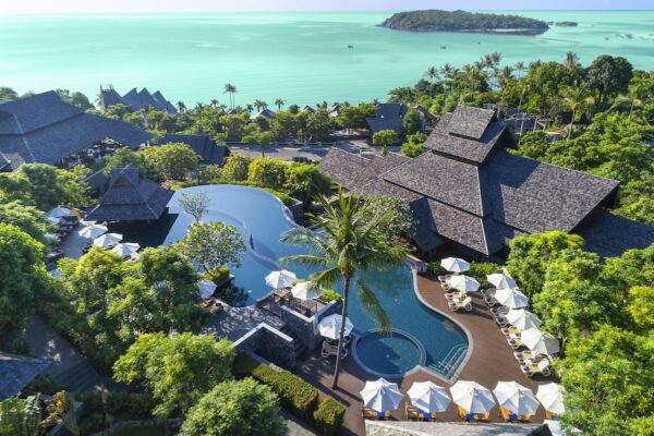 Luftudsigt over Nora Buri Resort Thailand, luksus spa-retræte, strandresort med havudsigt