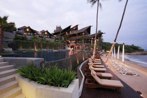 Find fantastiske resorts i Thailand med pool og loungestole. Udforsk Nora Buri Resort for luksus afslapning og fritid, perfekt til en