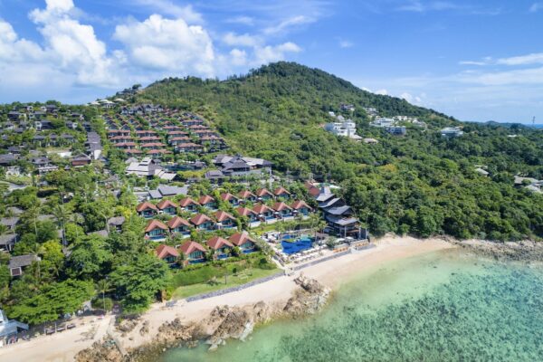 Overhead Nora Buri Resort i Phuket, Thailand, der viser resortets layout og nærliggende faciliteter