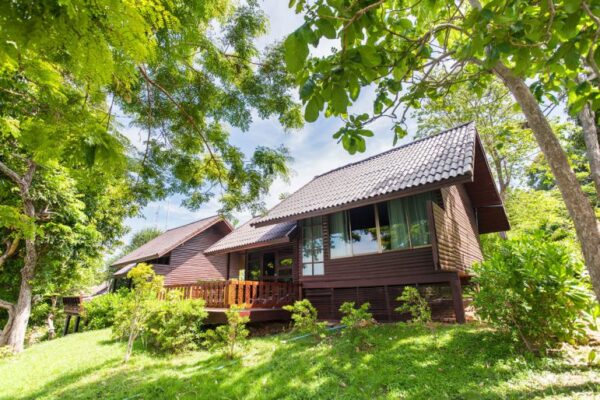 Træhus resort omgivet af frodig natur på Phi Phi Island