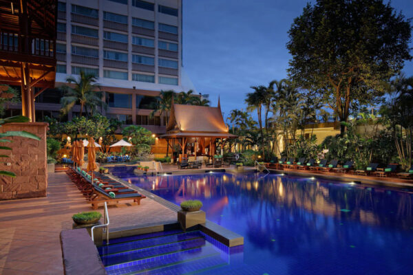 Billeder af Ramada Plaza's swimmingpool ved Bangkok Menam Riverside