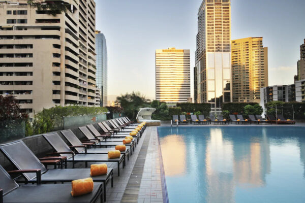 Hotel med swimmingpool i Bangkok omgivet af højhuse - Rembrandt Hotel