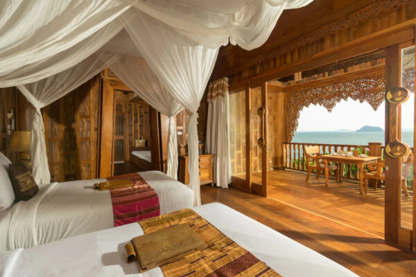 Værelse med havudsigt med balkon i Santhiya resort, Koh Yao Yai, med to senge og havudsigt