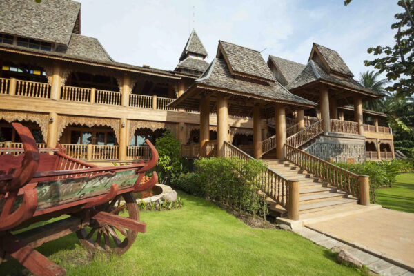 Træhus med trappetrin på Santhiya Resort, Koh Yao Yai