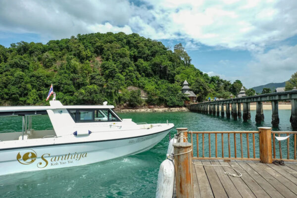Santhiya Resort båddæk ved en kaj på Koh Yao Yai