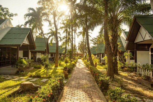  gangsti der leder til række af hytter i tropisk resort, Southern Lanta Resort