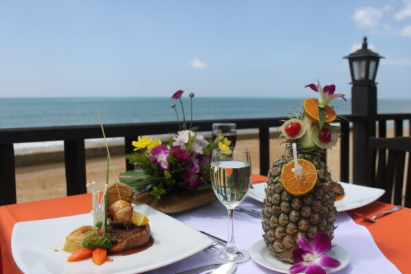 Sudala Beach Resort bordudsmykning med ananas og glas vin