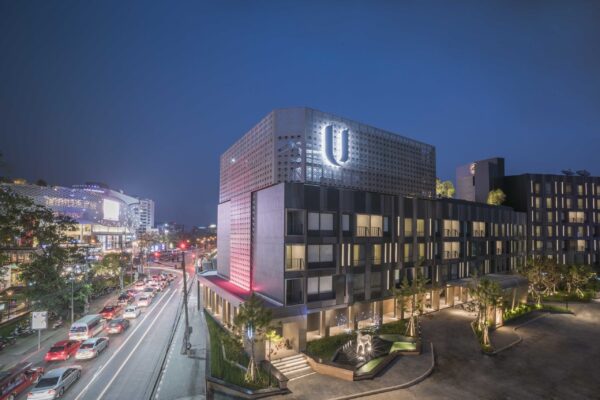 U Hotel Bangkok om natten med en fantastisk udsigt over bybilledet. Elegant og moderne design boutiquehotel i urbane omgivelser.