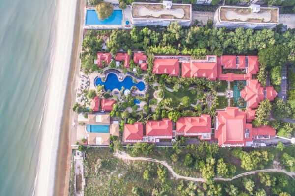 Oversigt over Wora Bura Resort i Hua Hin med udsigt til stranden og spafaciliteter
