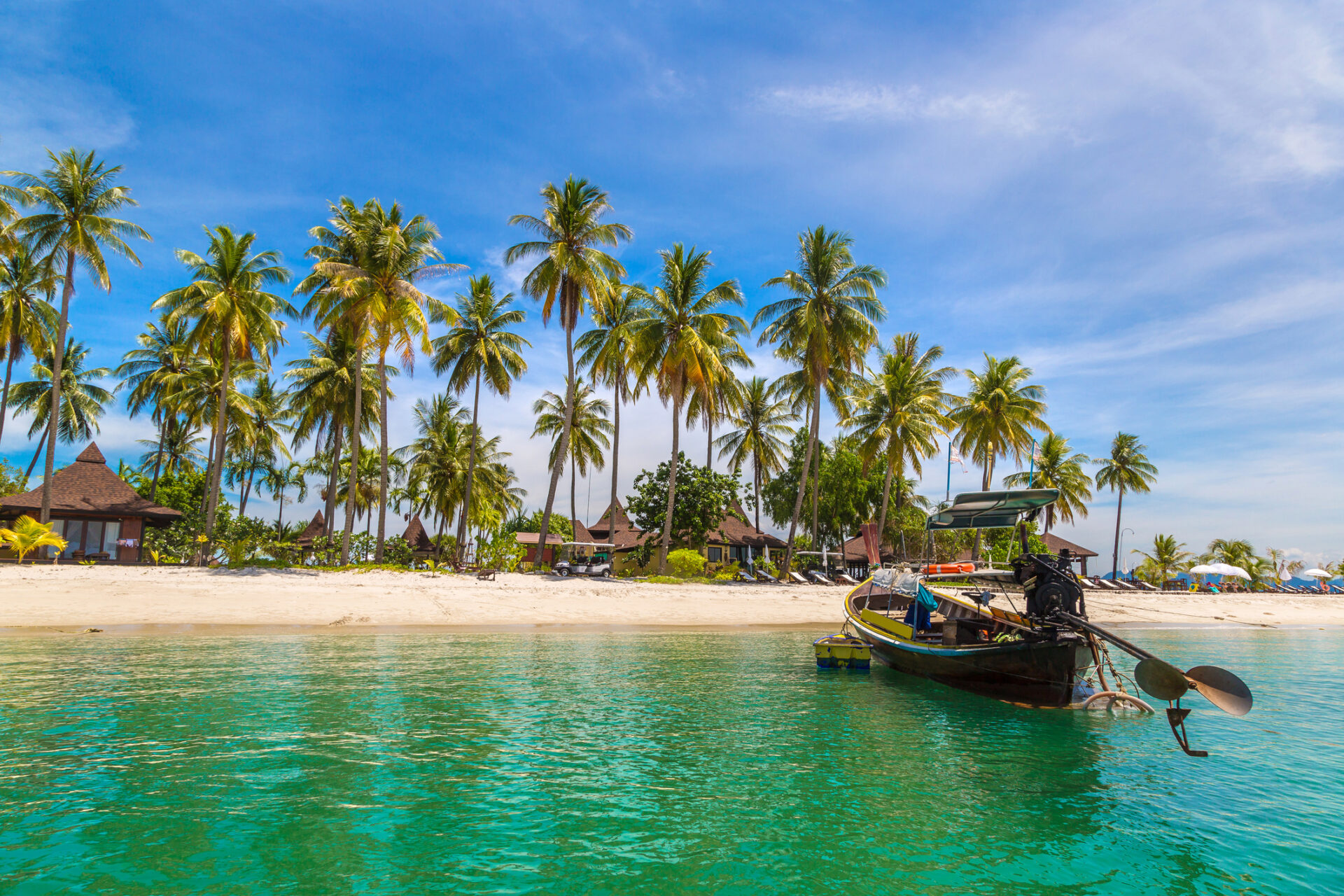 Find skjulte perler i Thailand med autentiske strandoplevelser, idylliske bådture og tropepalmer langs de smukke strande. Oplev det ægte