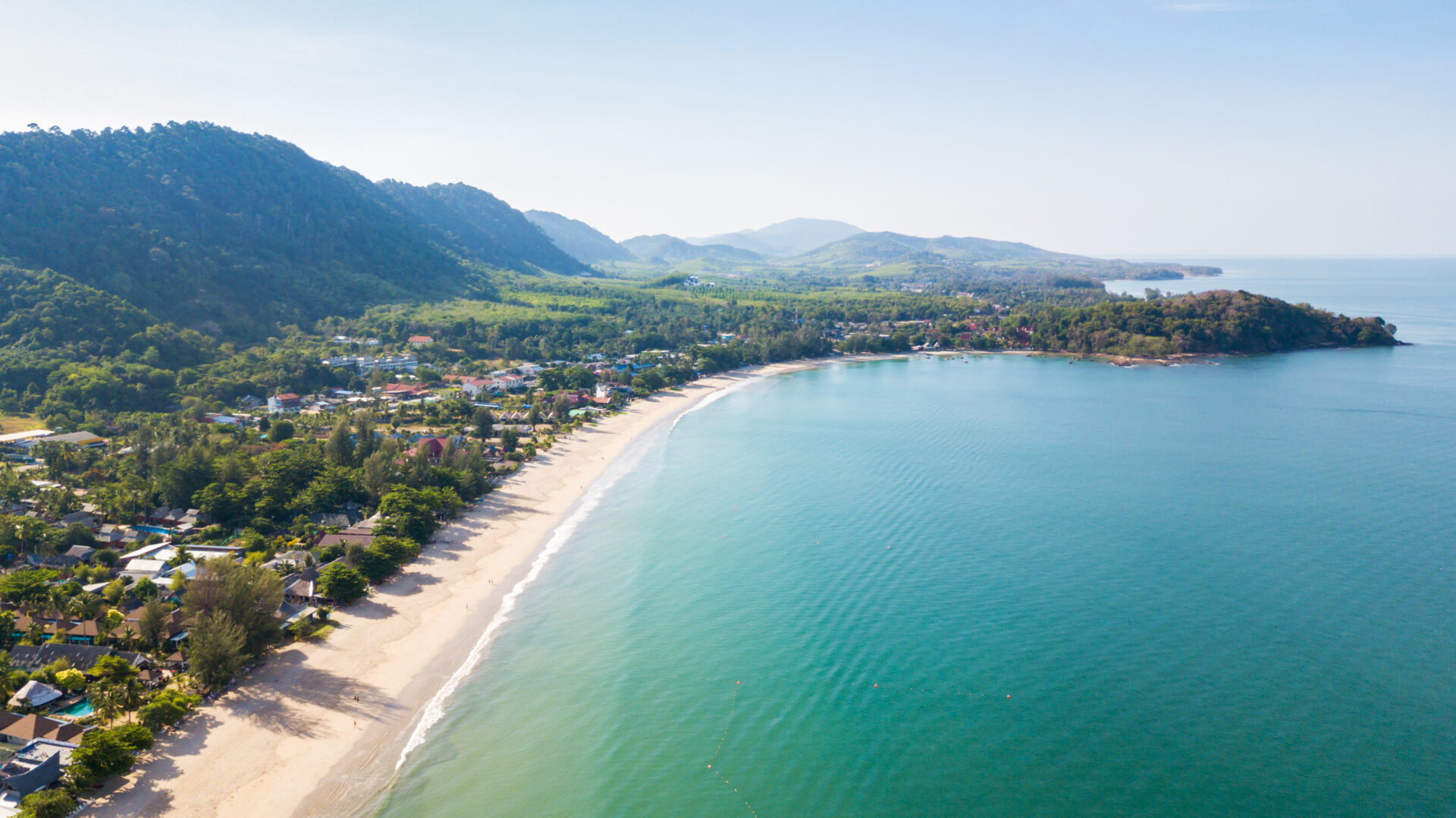 Bjergomgivet strand i Koh Lanta, Thailand set fra luften. Malerisk udsigt over Cha-da Strand.