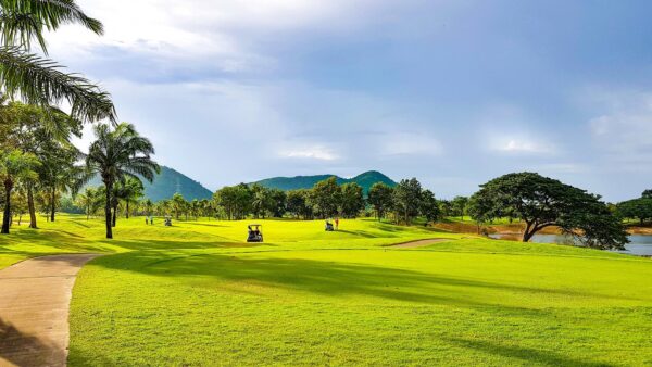 Majestic Creek Golf & Country Club i Hua Hin - omgivet af palmetræer og udsigt til en smuk sø på golfbanen