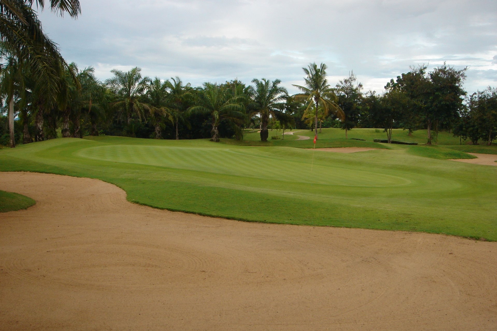 Majestic Creek Golf Course på Hua Hin Country Club: frodige grønne områder, uberørte fairways og velholdte grunde for en fremragende
