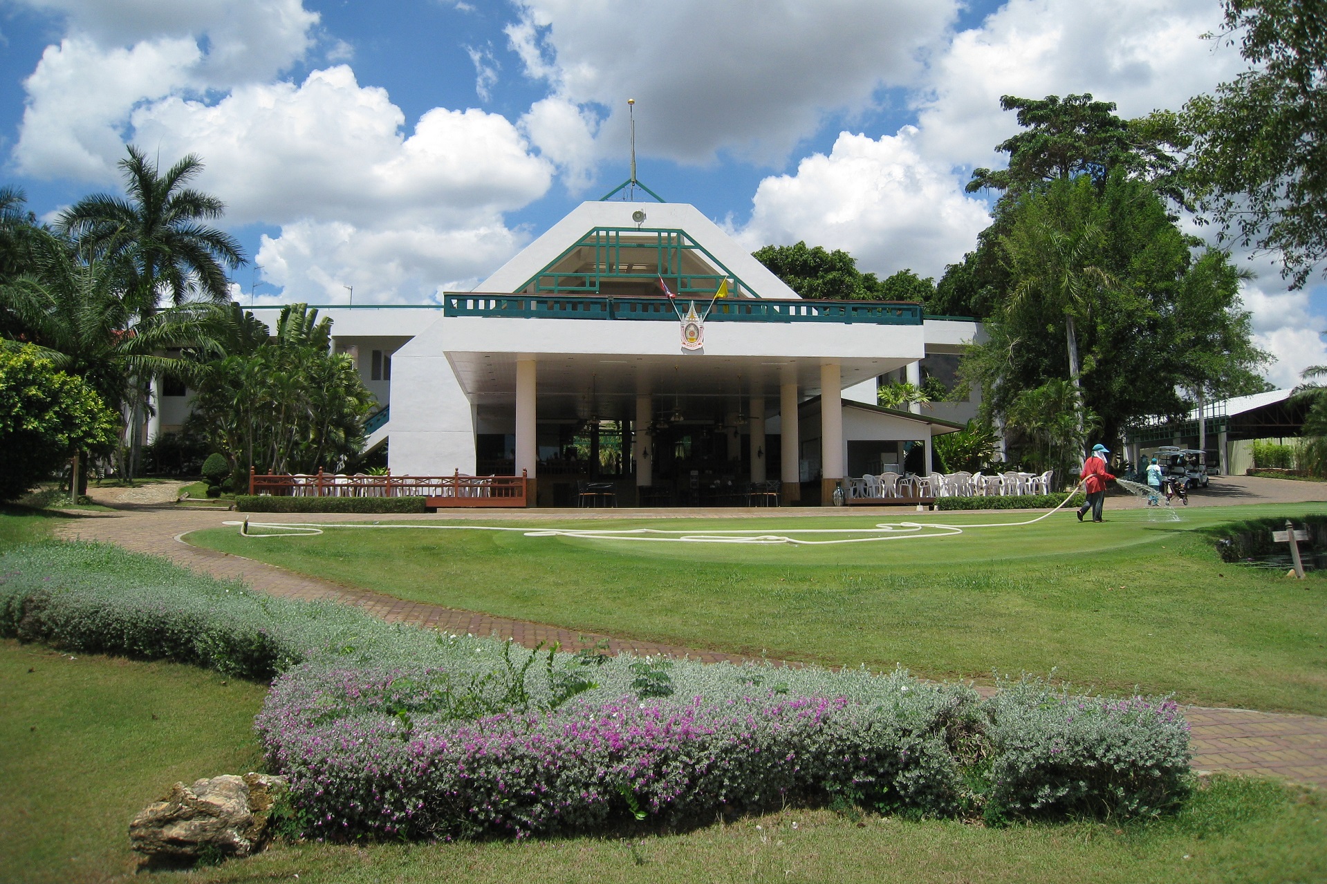 Majestic Creek Golf & Country Club Hua Hin - Find information om den hvide bygning, der ligger midt i den ekspansive grønne græsplæne ved