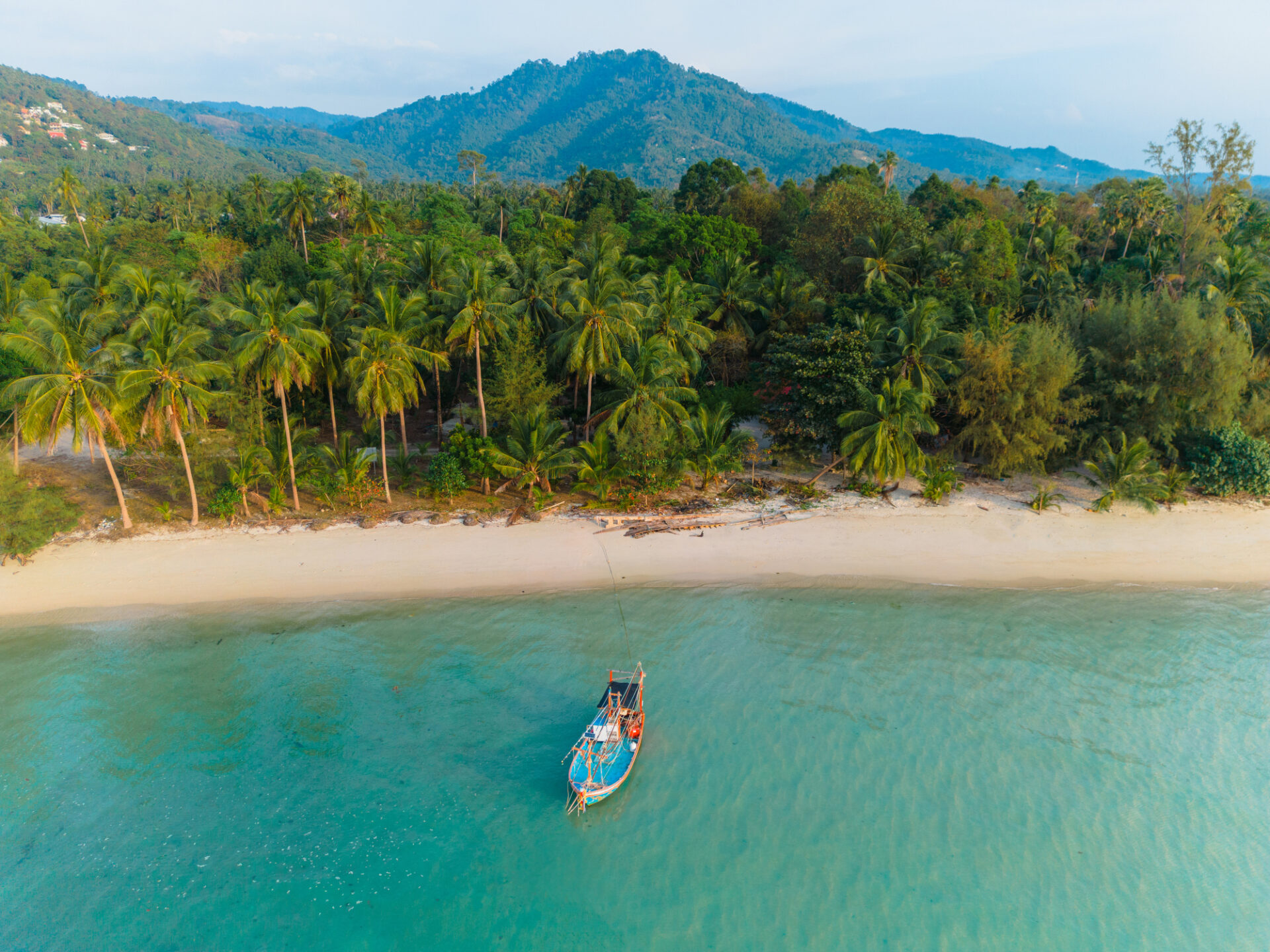 Billeder af roligt strandlandskab med båd i Thailand