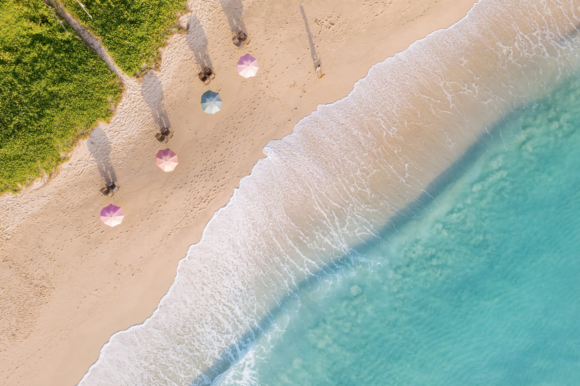 Luftfotografering af farverige paraplyer på en Phuket strand