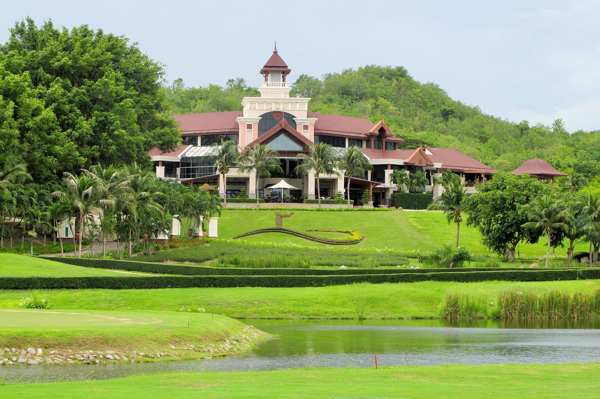 Oplev Springfield Royal Golf Course i Hua Hin, med dens imponerende store hus og maleriske dam. Ideel for golfspillere som sætter pris på et