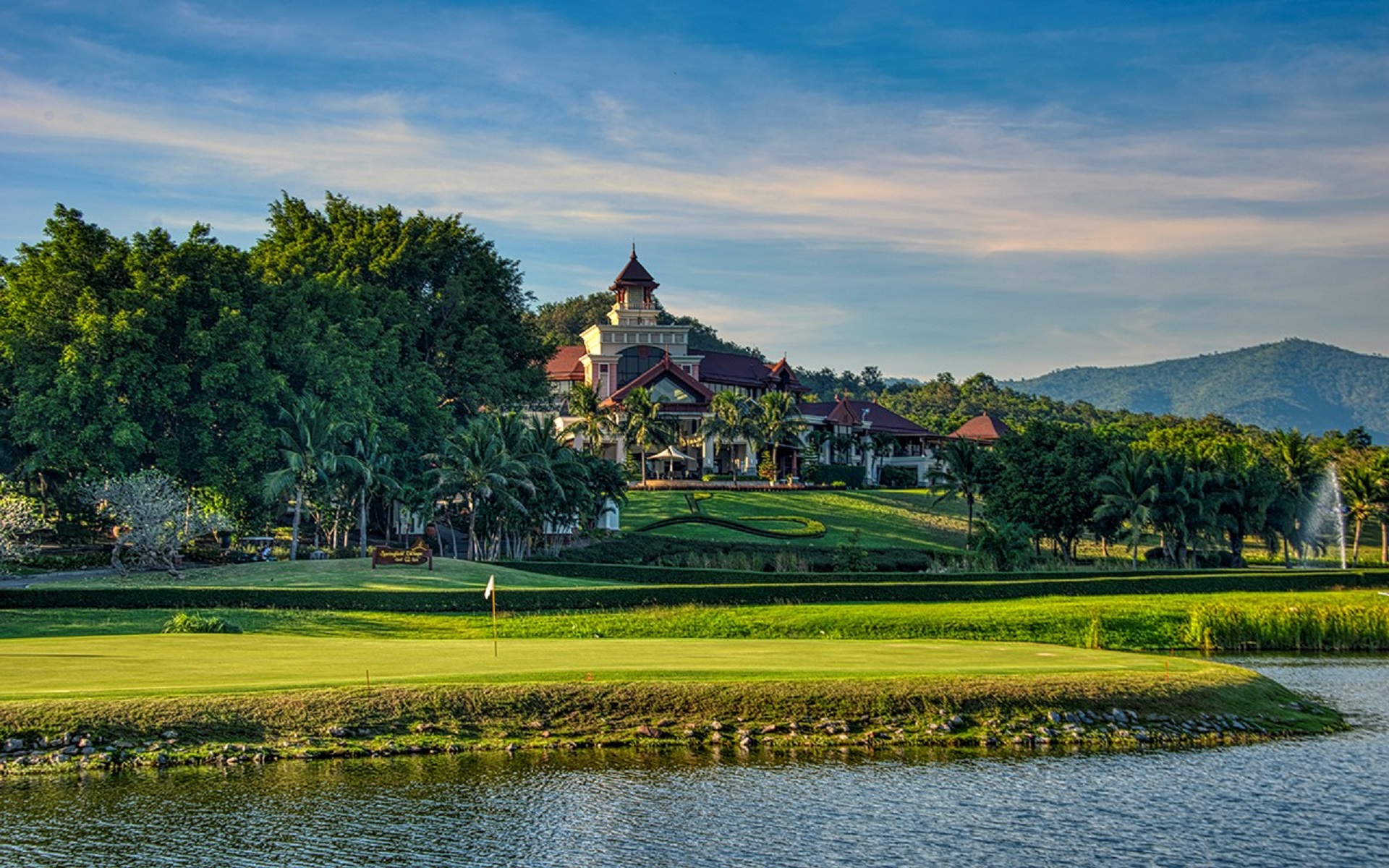 Spil golf ved Springfield Royal Golf & Country Club i Hua Hin, hvor golfbanen byder på en unik oplevelse med et imponerende slot som
