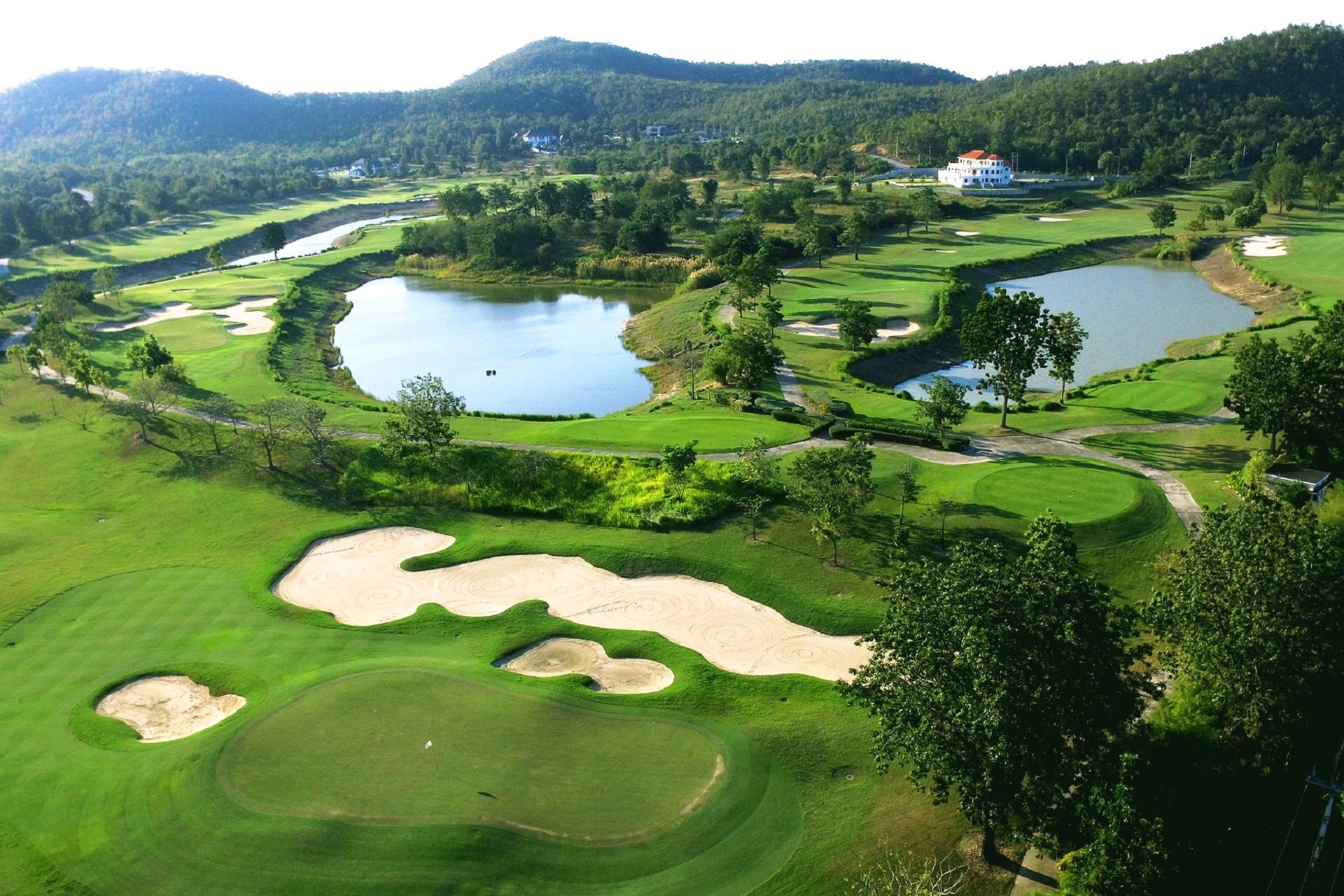 Billeder af Springfield Royal Golf kursus i Hua Hin, Thailand fra oven. Udformningen og layoutet af golfbanen Springfield Royal i Hua Hin,