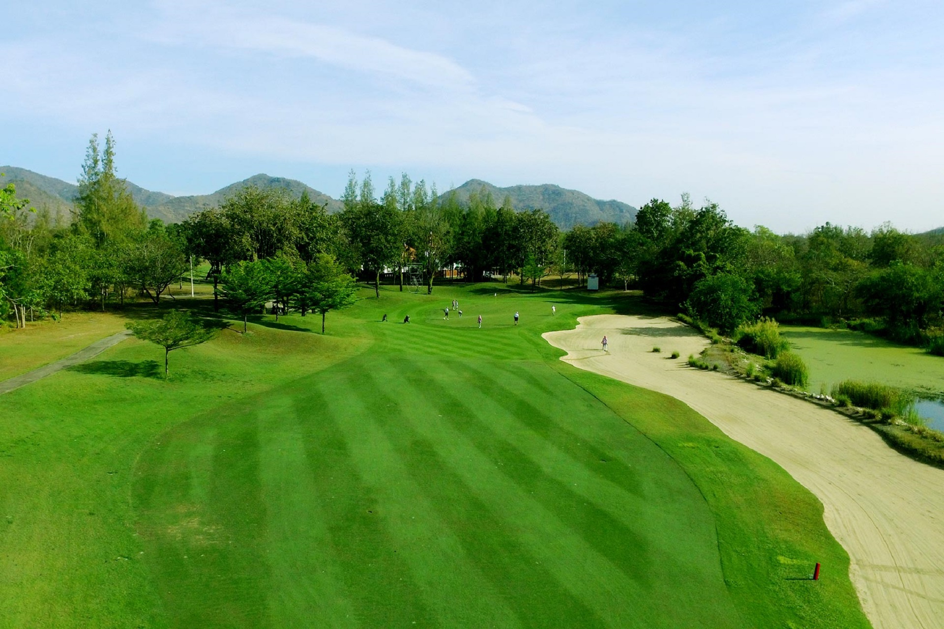 Overhead Springfield Royal Golf Course i Hua Hin, Thailand. Fugleperspektiv, der viser greens, sandfælder og vandelementer i en