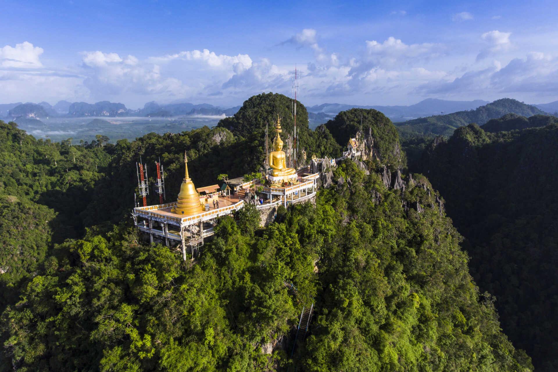 Thailandsk bjergtempel. Rolig ferie i naturen med storslået udsigt. Perfekt for kulturrejser og afslappende bjergferier.