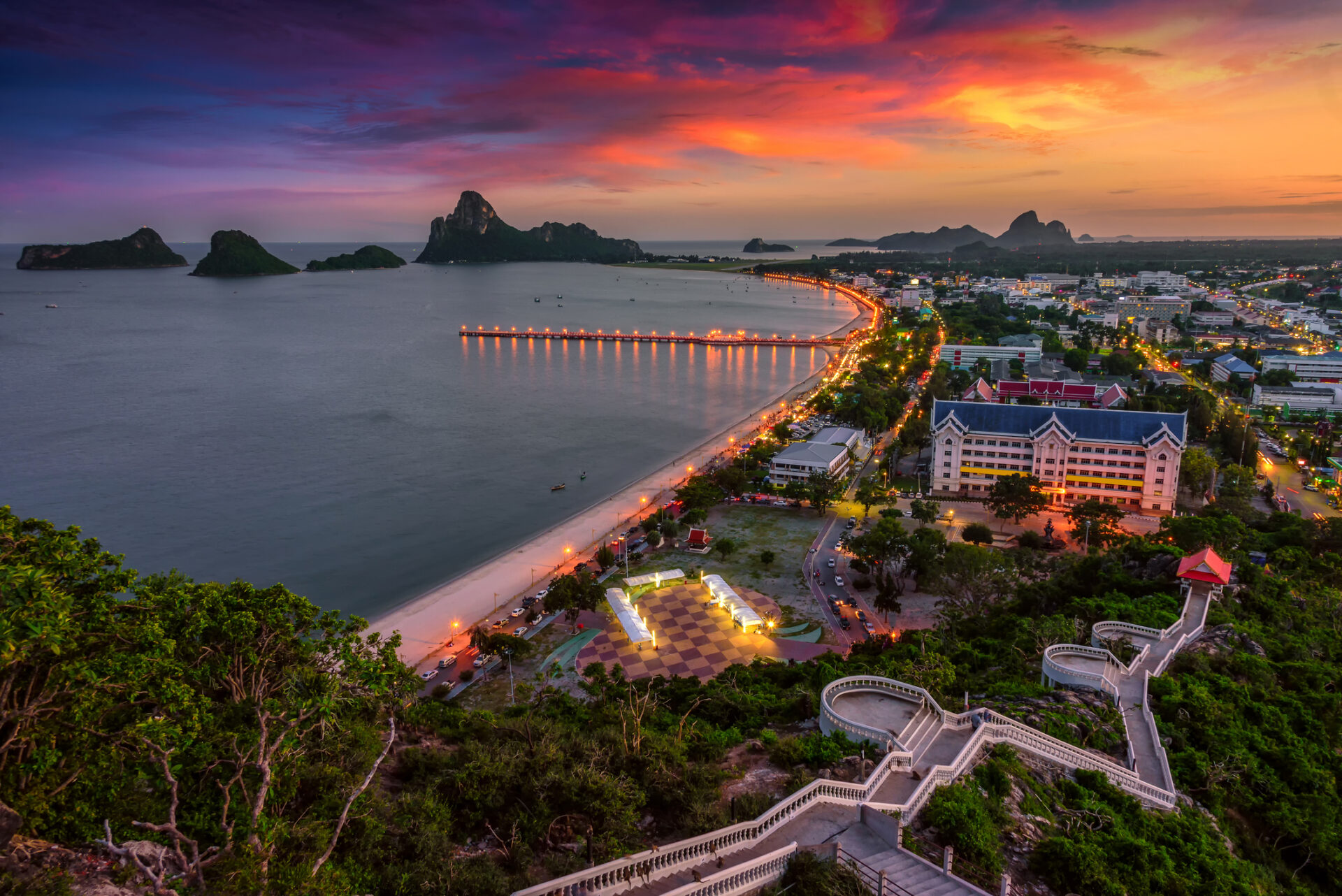 Solnedgang over strand og bjerge i Thailand