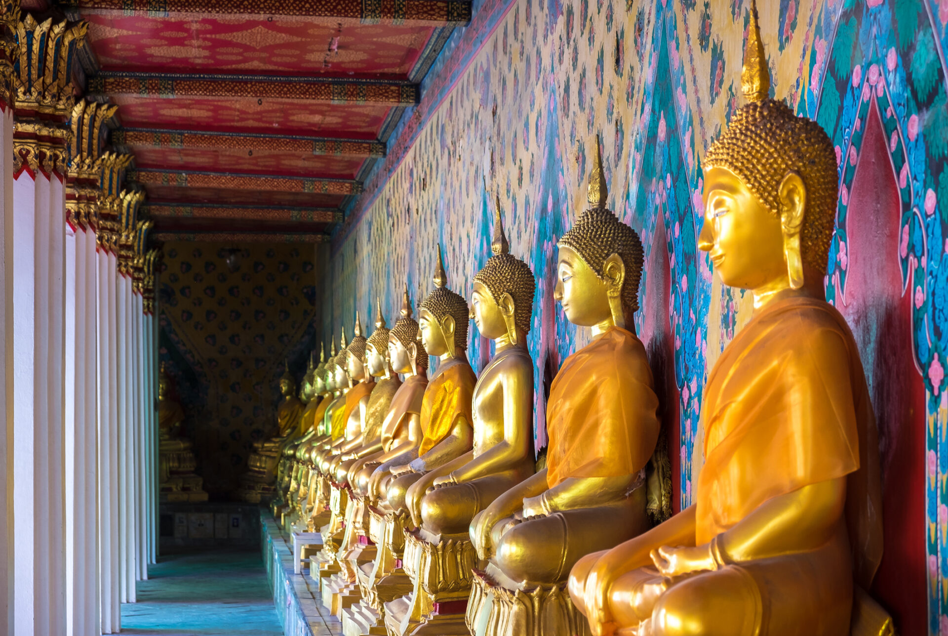 Tilfredsstil din spirituelle side med et besøg i Bangkoks templer, hvor du kan se en række gyldne Buddha-statuer. Oplev den rolige skønhed